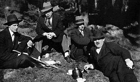  De yngre svenske arbejderforfattere, fra venstre, Rudolf Värnlund , Ivar Lo-Johansson og Eyvind Johnson besøger den ældre Gustav Hedenvind-Eriksson i Flysta uden for Stockholm i slutningen af 1920'erne. (Kilde: dan.wikitrans.net)
