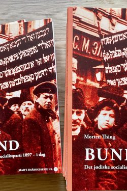 dk/assets/uploads/2025/06/Bund-bogen-250x375